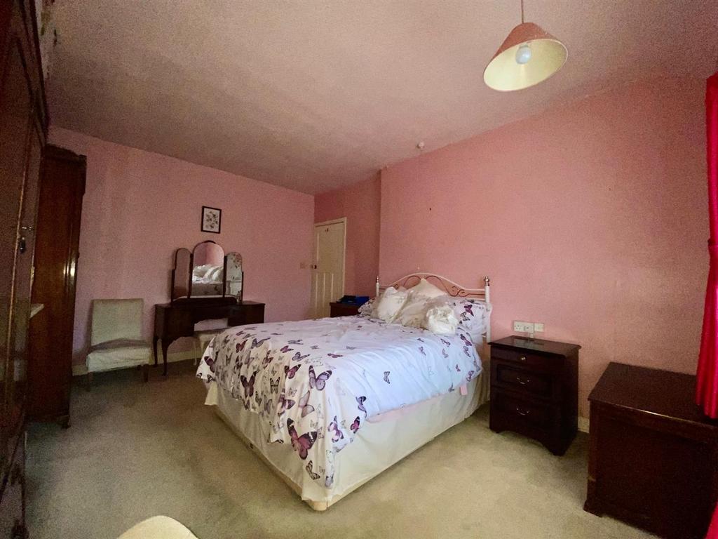 Bedroom 1.jpg