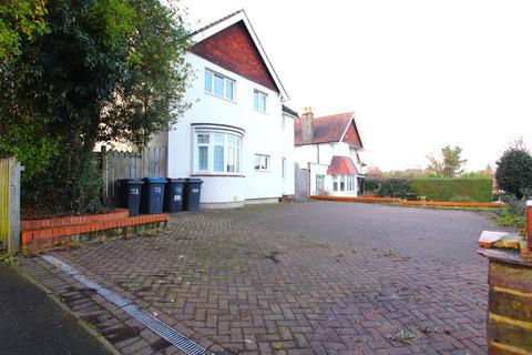 5 bedroom detached house to rent, Woodcote Grove Road, Coulsdon, CR5