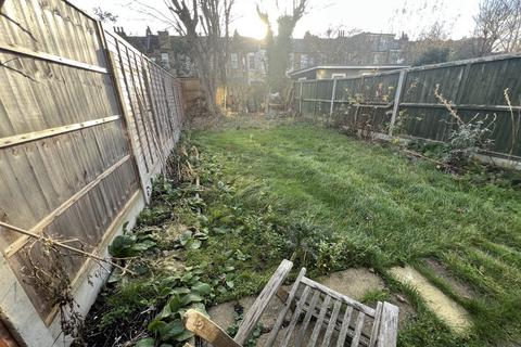 4 bedroom terraced house to rent, Sandringham Road, Leyton