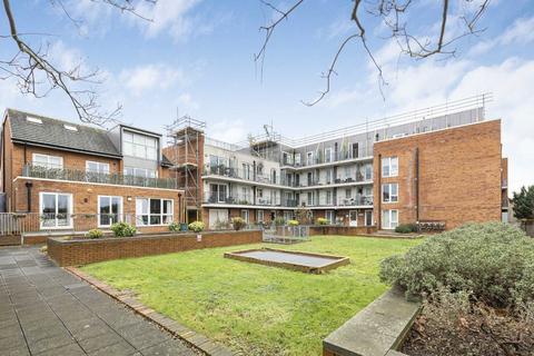 2 bedroom flat to rent, Lankaster Gardens, London N2