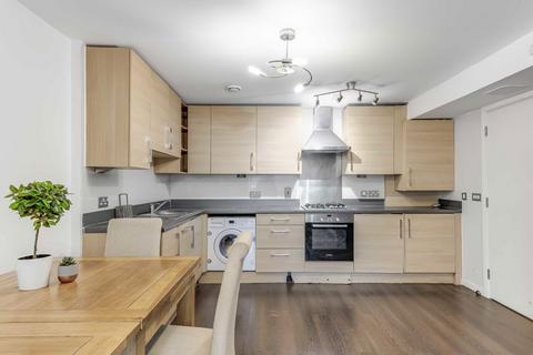 2 bedroom flat to rent, Lankaster Gardens, London N2