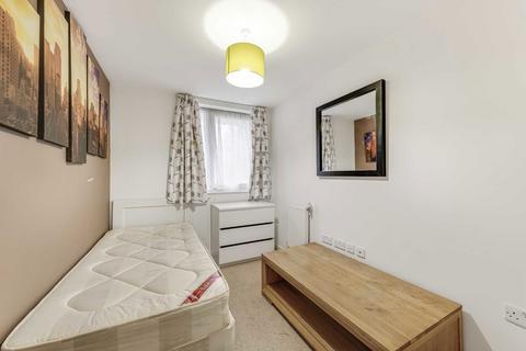 2 bedroom flat to rent, Lankaster Gardens, London N2