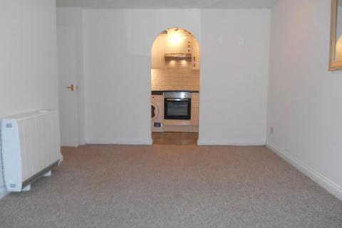 2 bedroom flat to rent, REEDS CRESCENT WD24