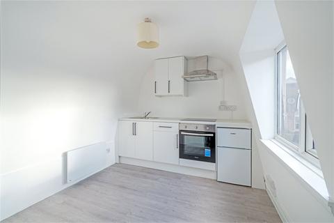 Studio to rent, Upper Street, Islington, N1