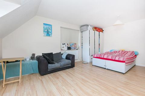 Studio to rent, Capstan Way, London SE16