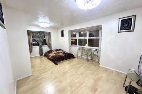 1 bedroom flat to rent, Cuthberga Close, Barking IG11