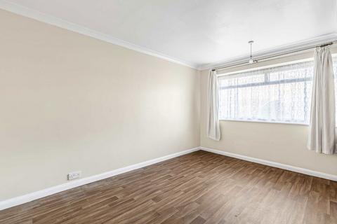 2 bedroom house to rent, Bedfont Close, Feltham TW14