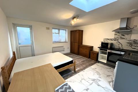 1 bedroom apartment to rent, Fairfield Road, West Drayton