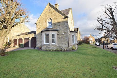 4 bedroom end of terrace house for sale, Lyons Road, Richmond