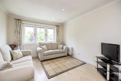 3 bedroom flat to rent, Kings Gate, Top Floor, AB15