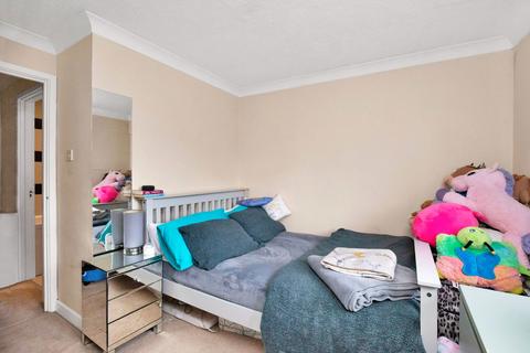 22 Ravenscroft Crescent, London, SE9 4LL