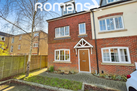 4 bedroom end of terrace house to rent, Kensington Place, Farnborough, GU14