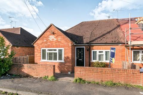 3 bedroom bungalow to rent, Kings Avenue,Tongham