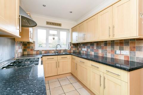 3 bedroom bungalow to rent, Kings Avenue,Tongham