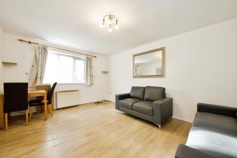 2 bedroom flat to rent, Avenue Road