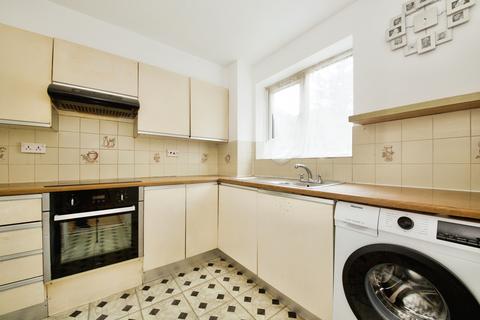 2 bedroom flat to rent, Avenue Road