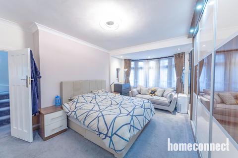 4 bedroom semi-detached house to rent, Beechwood Gardens, Ilford