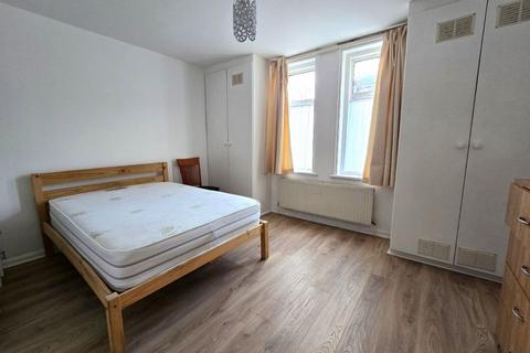 4 bedroom flat to rent, NW2