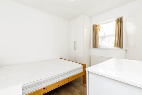 4 bedroom flat to rent, NW2