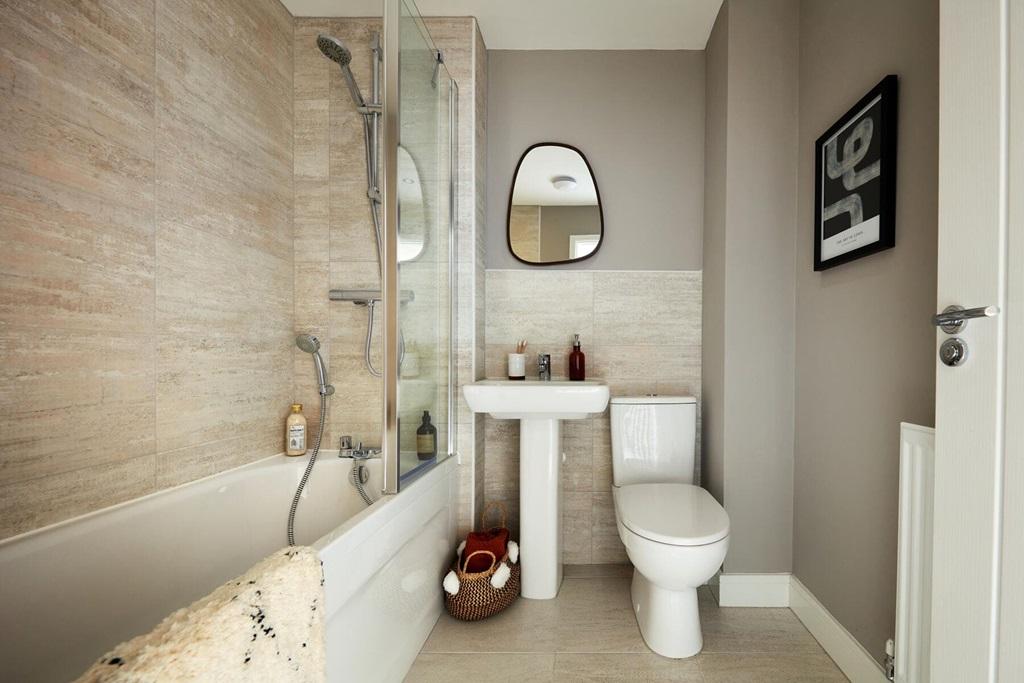 Energy-efficient main bathroom