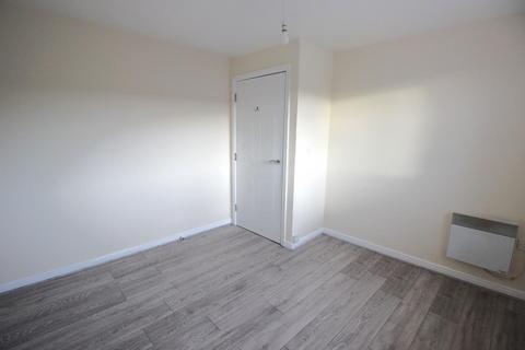 2 bedroom flat to rent, Hermitage Close, London