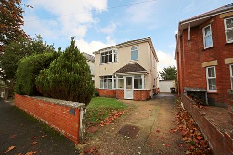 3 bedroom detached house to rent, Broughton Avenue, Redhill, Bournemouth