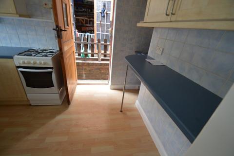 3 bedroom semi-detached house to rent, High Street, Pensnett