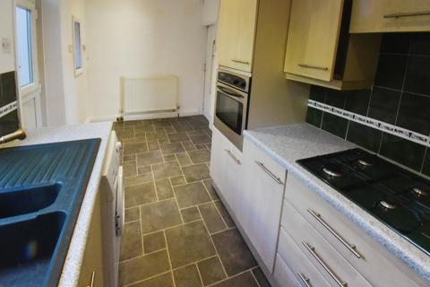 3 bedroom terraced house to rent, Vicarage Road, Huddersfield HD3