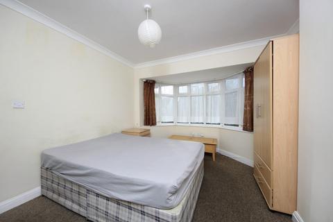 4 bedroom flat to rent, Eskdale Avenue, UB5