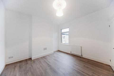 2 bedroom apartment to rent, Harbut Road, London SW11