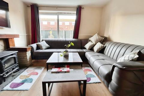 3 bedroom terraced house to rent, Ellanby Close, Manchester, Greater Manchester, M14