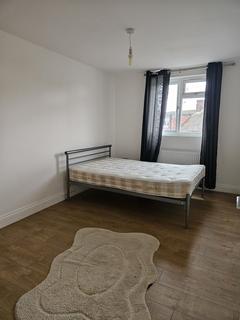 2 bedroom apartment to rent, Central Avenue, Hounslow TW3