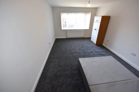 3 bedroom flat to rent, 4 Lea Farm Drive