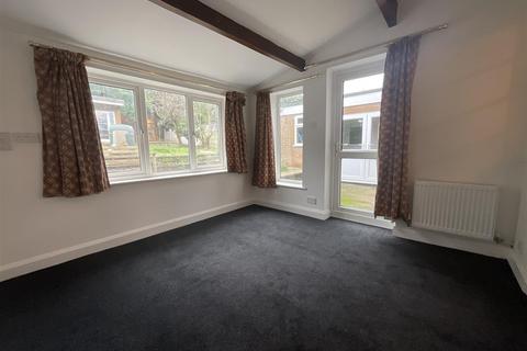 3 bedroom semi-detached house to rent, Castlecroft Lane, Wolverhampton