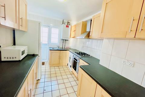 4 bedroom semi-detached house to rent, New Heston Road, Hounslow TW5