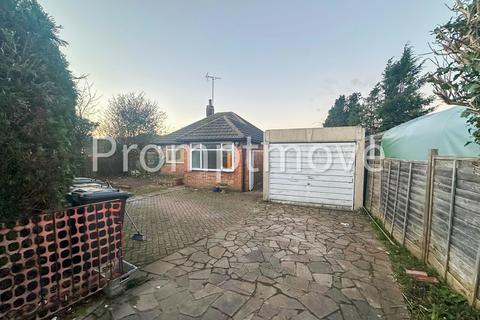 3 bedroom detached bungalow to rent, Sandgate Road Luton LU4 9TB