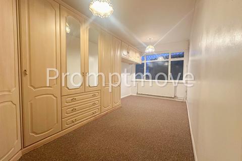 3 bedroom detached bungalow to rent, Sandgate Road Luton LU4 9TB