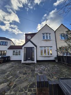 4 bedroom detached house to rent, Swan Way, Enfield