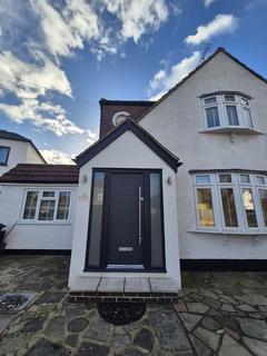 4 bedroom detached house to rent, Swan Way, Enfield