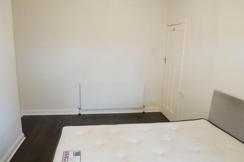 4 bedroom semi-detached house to rent, Renfrew Road, Hounslow TW4