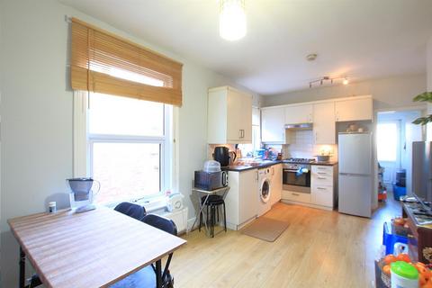 2 bedroom maisonette to rent, Cecil Road, Hounslow TW3