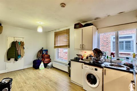 2 bedroom maisonette to rent, Cecil Road, Hounslow TW3