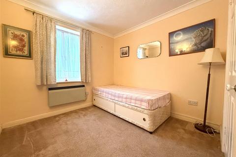 2 bedroom ground floor flat for sale, Thornfield Green, Camberley GU17