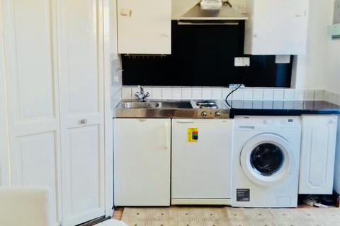 Studio to rent, Burlington Road, Isleworth TW7