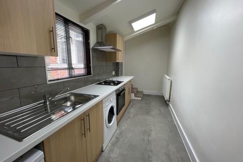 Studio to rent, Worton Way, Isleworth TW7