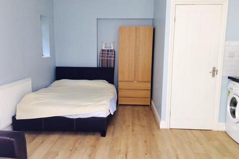 Studio to rent, Kilberry Close, Isleworth TW7