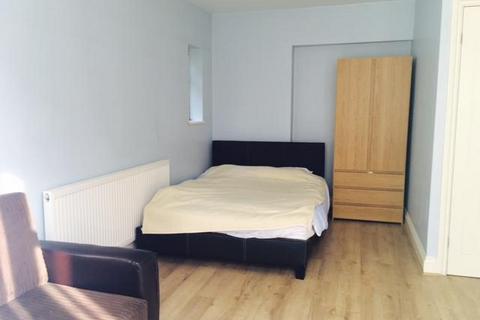 Studio to rent, Kilberry Close, Isleworth TW7