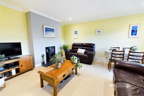 2 bedroom maisonette to rent, The Crescent, Epsom, Surrey. KT18