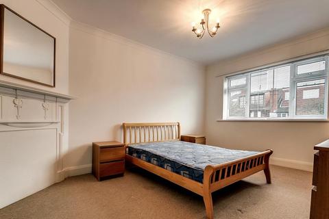 2 bedroom flat for sale, Alyth Gardens, London, NW11