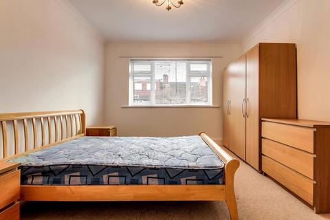 2 bedroom flat for sale, Alyth Gardens, London, NW11